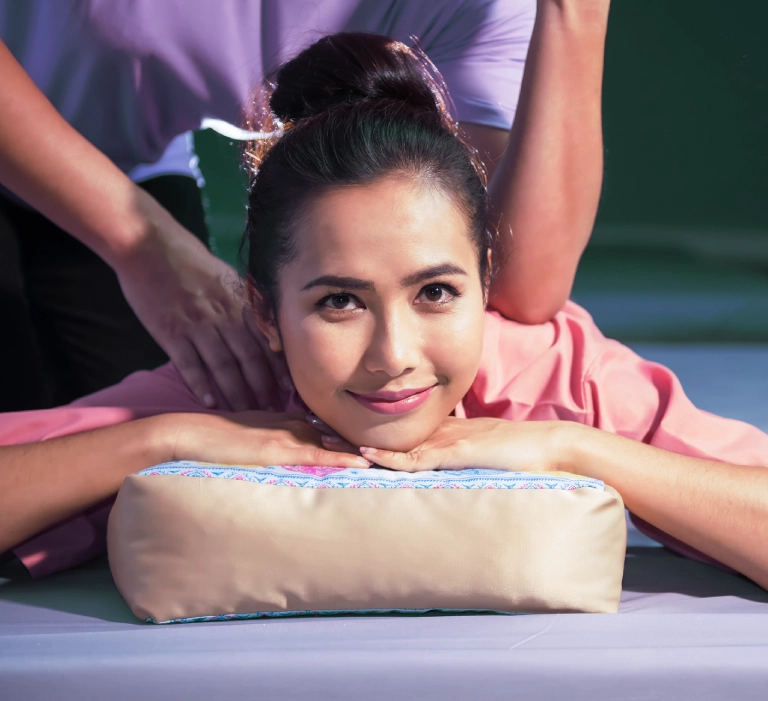 Tajka wykonująca masaż
